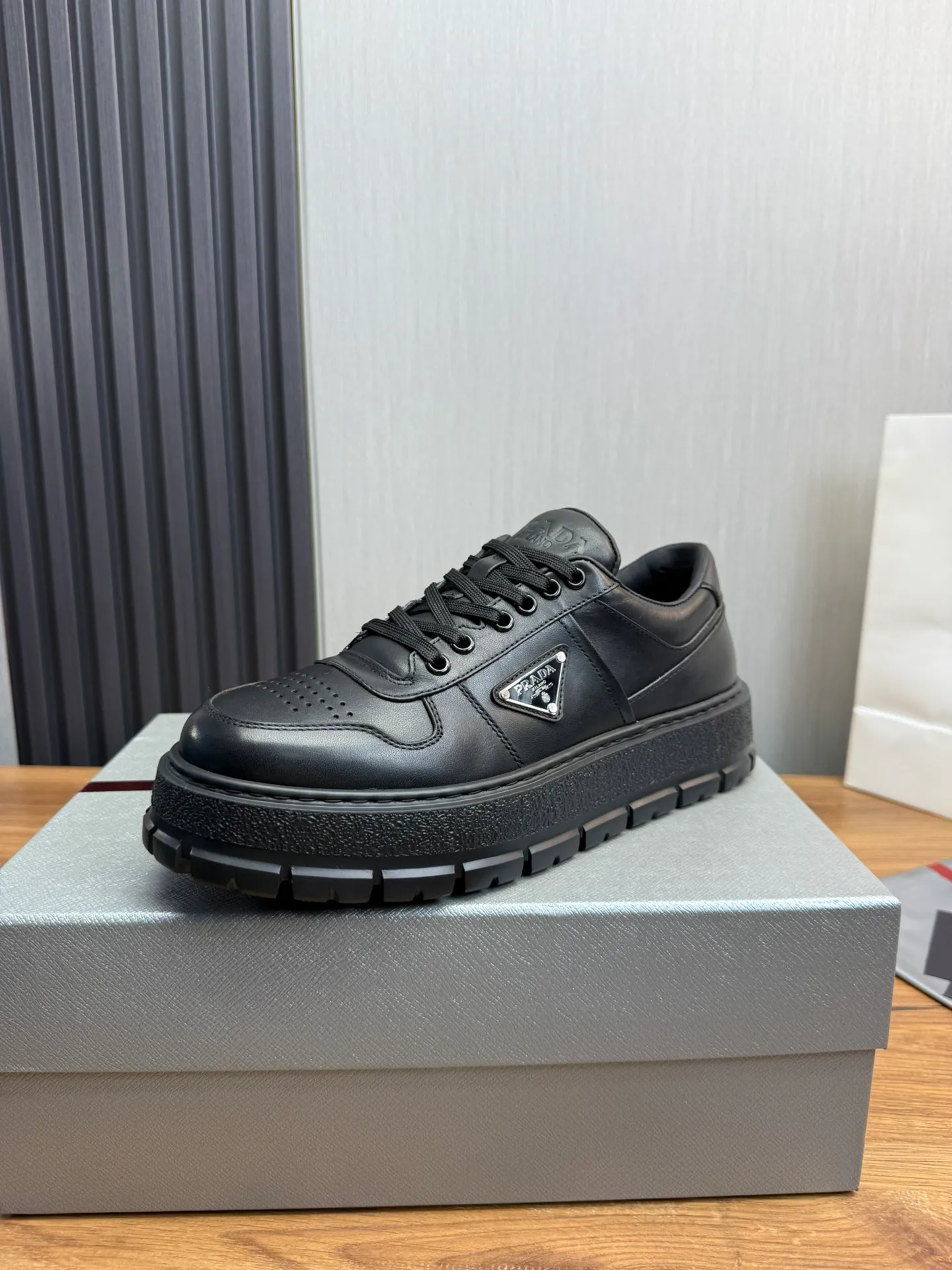 Men's shoes 💰620💰 [PRADA] Autumn and winter hot men's shoes are shipped 👏Official website synchronized ⬆️Original fly-woven cowhide fabric + cowhide lining, 1⃣️:1⃣️reproduction, original sole, 38-45 (45. Customized, non-refundable)
